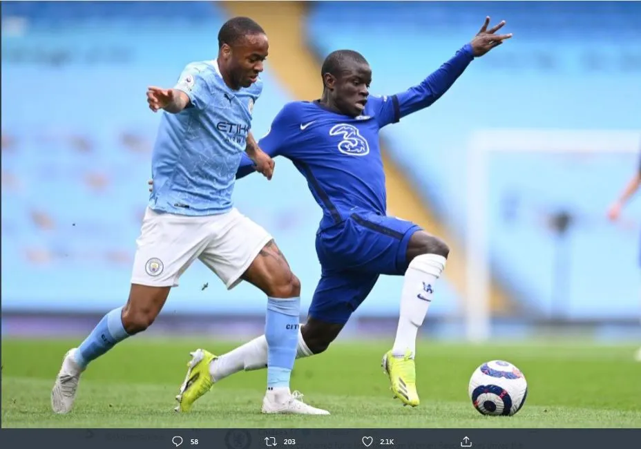 Pemain Chelsea, N'Golo Kante (kanan) mengawal pergerakan pemain Manchester City, Raheem Sterling.