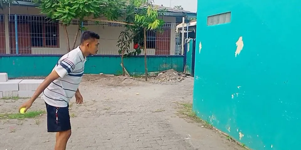 Bagaimana cara melakukan teknik melempar bola bawah dalam permainan rounders