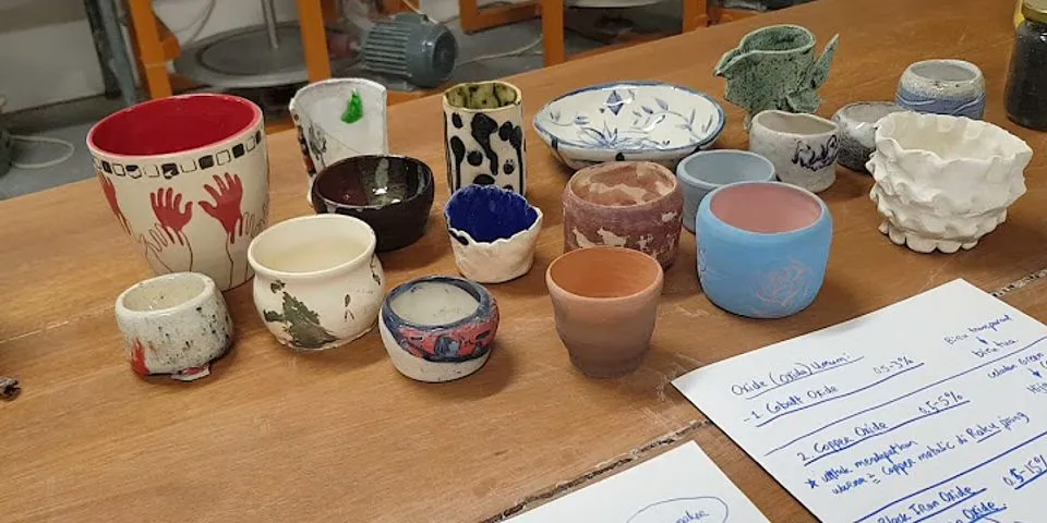 Sebutkan dan jelaskan apa saja teknik-teknik pembuatan kerajinan keramik?